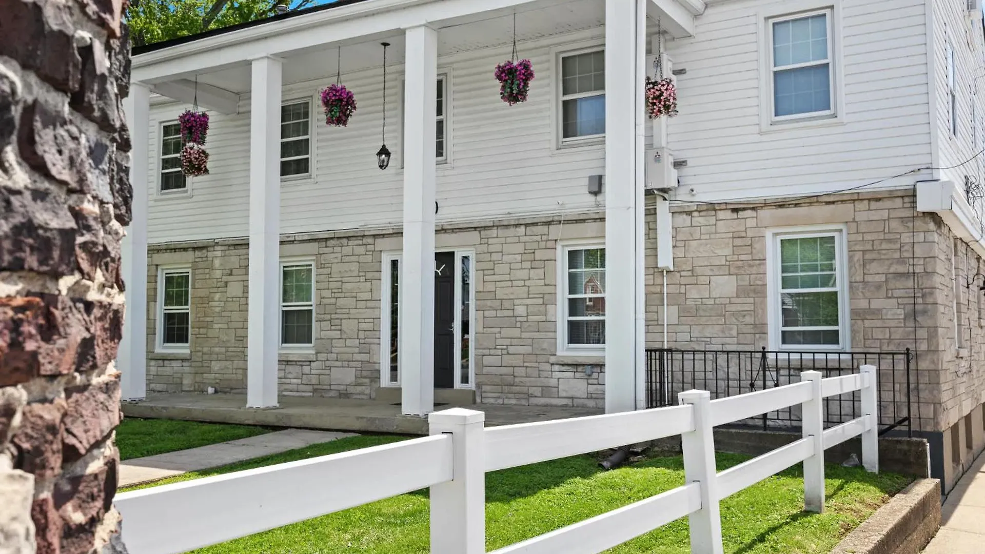 Modern Louisville Stay Free Parking Prime Location