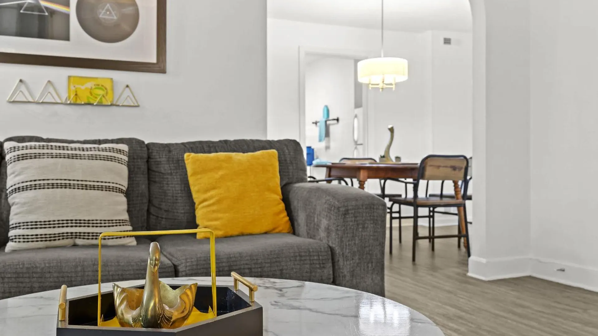 Modern Louisville Stay Free Parking Prime Location Apartment